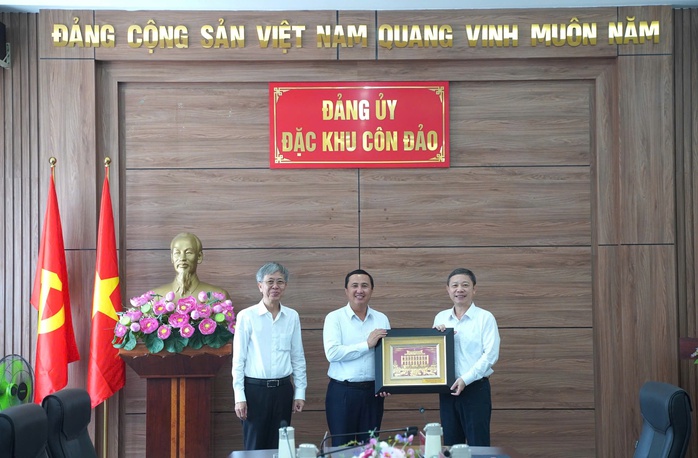 Ban Tuyên giáo và Dân vận Thành ủy TP HCM làm việc với Đặc khu Côn Đảo - Ảnh 1.