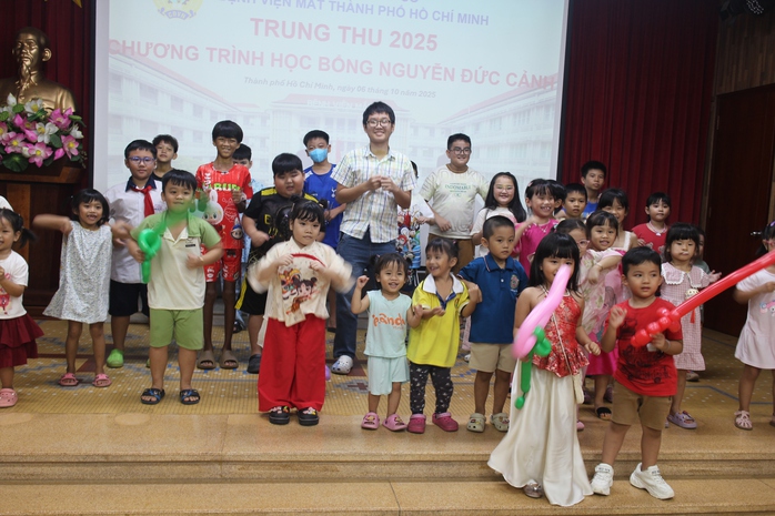 Đêm Trung thu ấm áp của bệnh nhi Bệnh viện Mắt TP HCM - Ảnh 3.