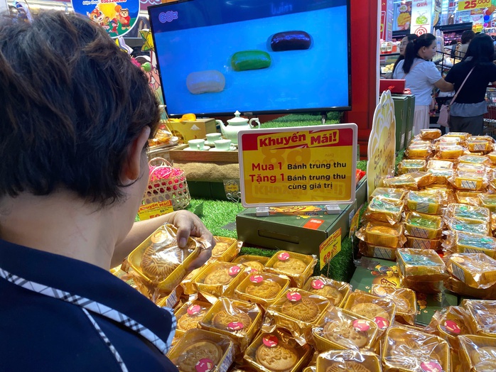 Siêu thị giảm giá bánh trung thu sắp hết mùa , mua 1 tặng 1 hấp dẫn - Ảnh 1.