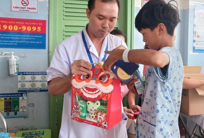 Đêm Trung thu ấm áp của bệnh nhi Bệnh viện Mắt TP HCM - Ảnh 5.