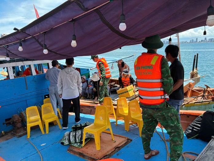 Dịch vụ du lịch chui ở biển Đà Nẵng, du khách coi chừng tiền mất tật mang - Ảnh 1.