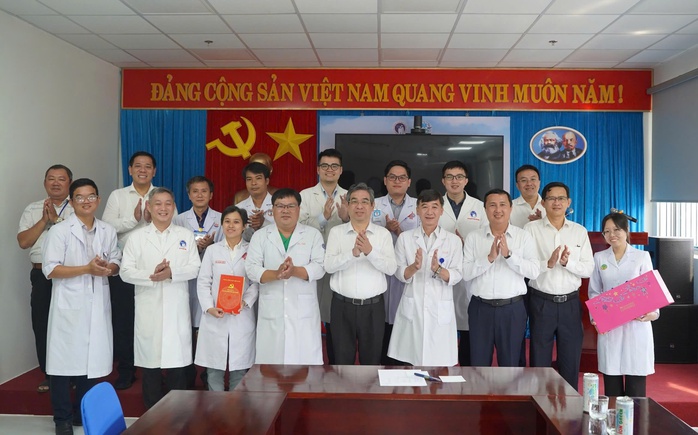 Phó Bí thư Thành ủy TP HCM Nguyễn Phước Lộc tặng quà các bác sĩ tăng cường ra Côn Đảo - Ảnh 2.