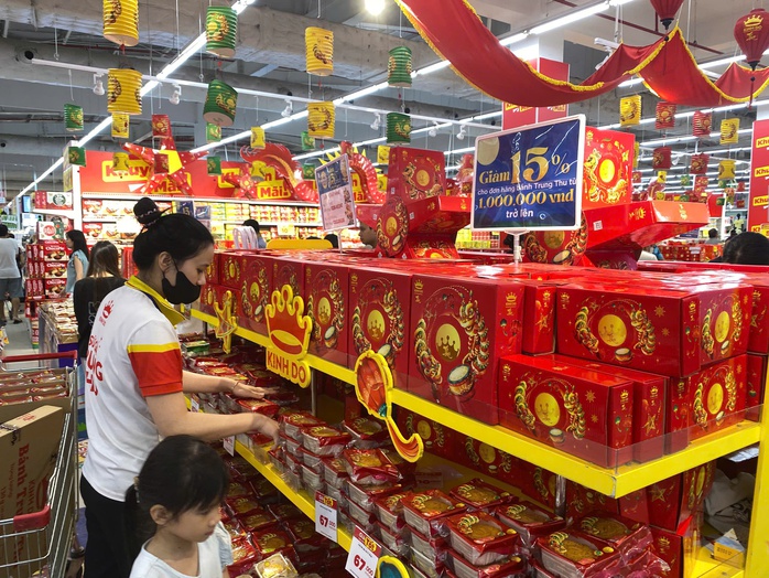 Siêu thị giảm giá bánh trung thu sắp hết mùa , mua 1 tặng 1 hấp dẫn - Ảnh 2.