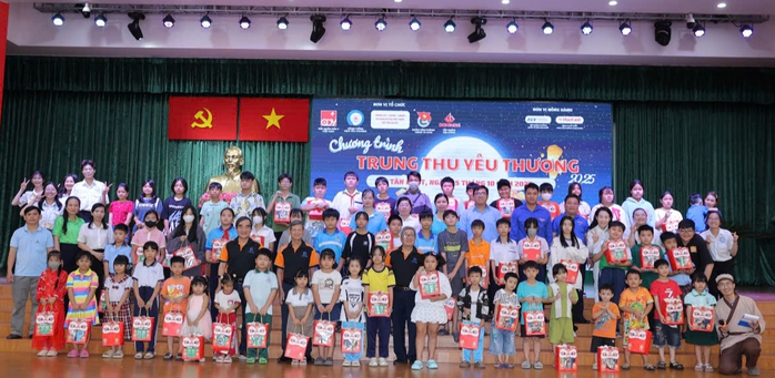 Mang Tết Trung thu ý nghĩa đến với trẻ em khó khăn ở TP HCM - Ảnh 1.