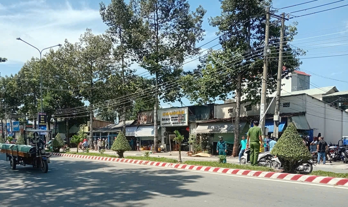 Tai nạn giao thông TP HCM: Xe taxi công nghệ lao sang làn ngược chiều tông người đi xe máy - Ảnh 1.