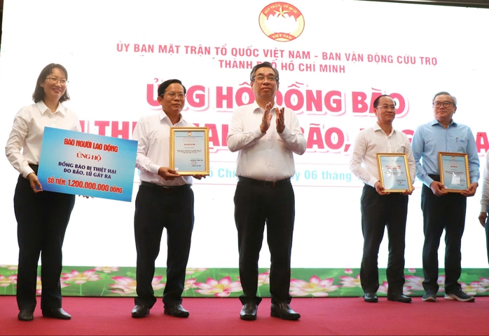 TP HCM vì cả nước: Hơn 35,6 tỉ đồng ủng hộ đồng bào vùng bão, lũ - Ảnh 1.