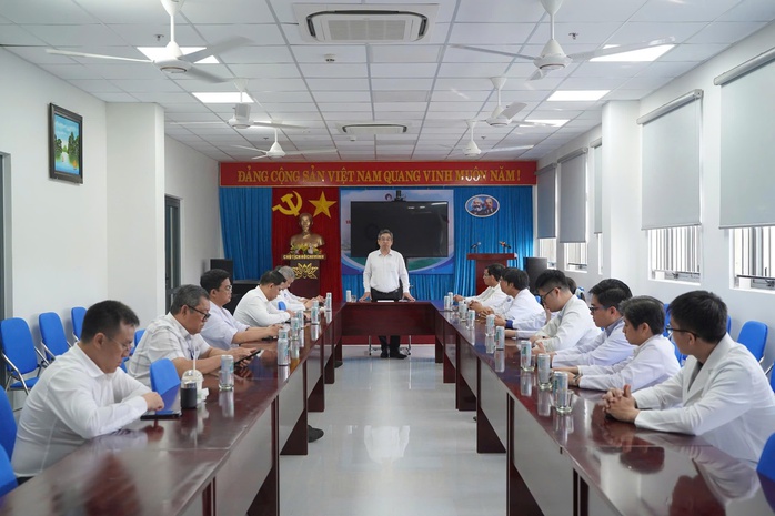 Phó Bí thư Thành ủy TP HCM Nguyễn Phước Lộc tặng quà các bác sĩ tăng cường ra Côn Đảo - Ảnh 1.