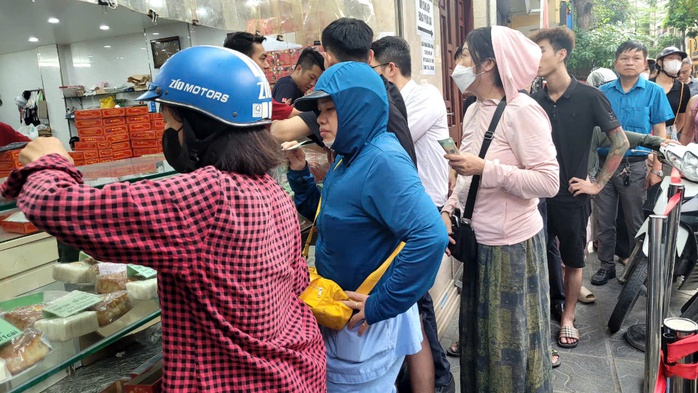 Siêu thị giảm giá bánh trung thu sắp hết mùa , mua 1 tặng 1 hấp dẫn - Ảnh 5.
