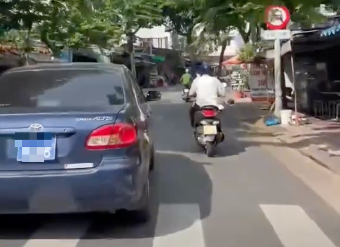 Ô tô biển xanh đi vào đường cấm ở TP HCM bị CSGT tìm ra - Ảnh 1.