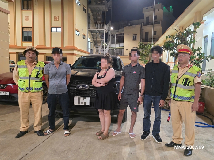 Tài xế xe bán tải đánh người tham gia giao thông gây bức xúc dư luận - Ảnh 1.