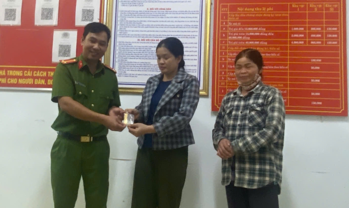 Lâm Đồng: Đánh rơi 5 chỉ vàng mới mua, người phụ nữ được công an xã mời lên làm việc - Ảnh 1.