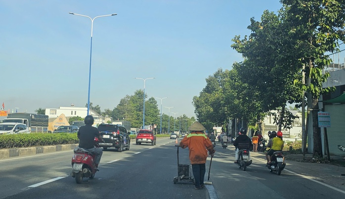 Đường Mỹ Phước - Tân Vạn được dặm vá sau phản ánh của người dân - Ảnh 1.