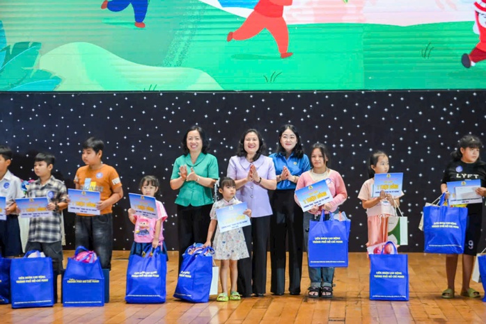Mang Tết Trung thu ý nghĩa đến với trẻ em khó khăn ở TP HCM - Ảnh 4.