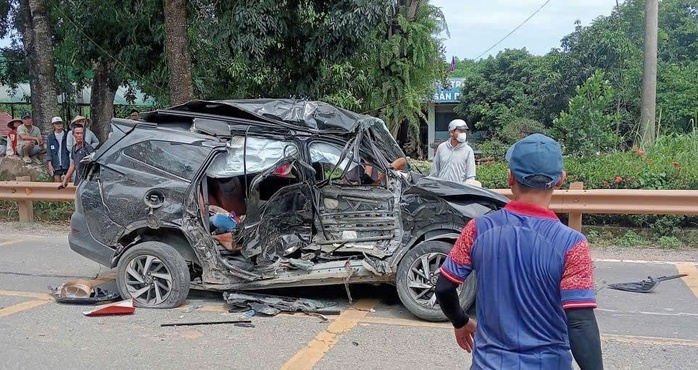 Va chạm giữa xe ô tô và xe đầu kéo, 4 người ở Hà Nội bị thương vong  - Ảnh 1.