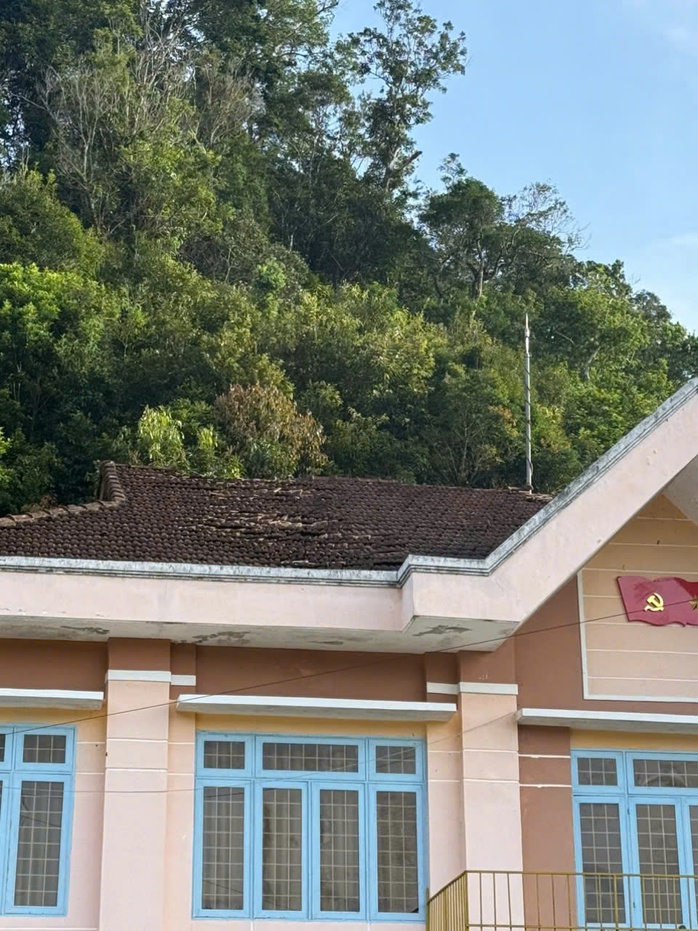 Nhiều nhà cửa, trường học sập mái, tường nứt toát sau động đất - Ảnh 4.