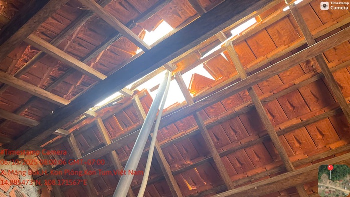 Nhiều nhà cửa, trường học sập mái, tường nứt toát sau động đất - Ảnh 2.