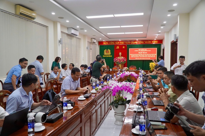 Công an Đồng Nai đang họp báo thông tin vụ 3 người trong gia đình bị sát hại - Ảnh 2.