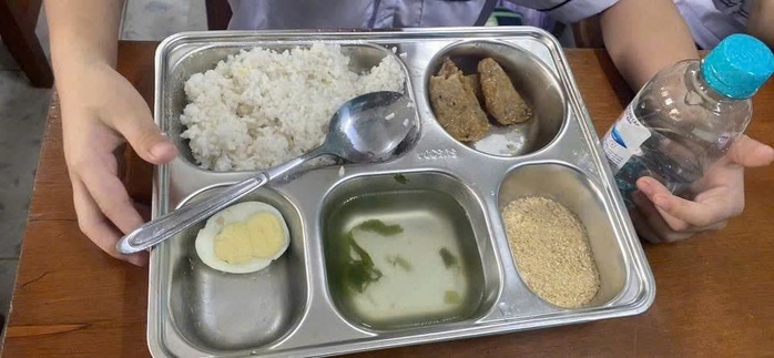 Có gì ở bữa ăn 25.000 đồng của học sinh đang gây "bão" ở Quảng Trị - Ảnh 1.