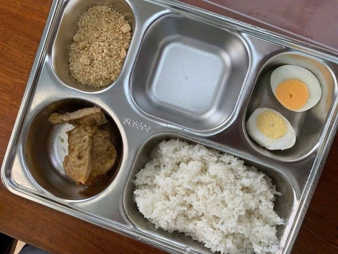 Có gì ở bữa ăn 25.000 đồng của học sinh đang gây "bão" ở Quảng Trị - Ảnh 2.