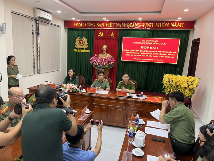 Công an Đồng Nai đang họp báo thông tin vụ 3 người trong gia đình bị sát hại - Ảnh 1.