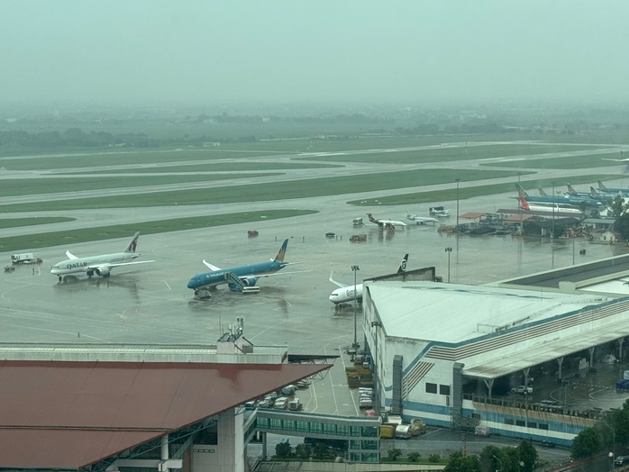 Nguyên nhân 17 chuyến phải bay chờ để hạ cánh xuống Nội Bài - Ảnh 1.