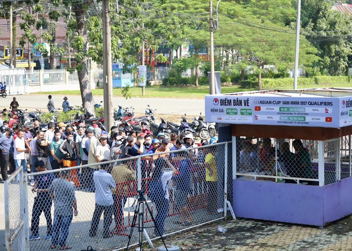 Người hâm mộ xếp hàng dài, chờ hơn 3 giờ mua vé xem tuyển Việt Nam - Ảnh 3.