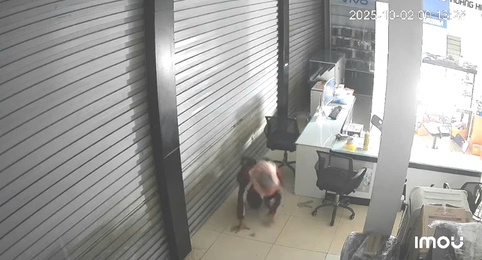 Bắt "người nhện" đột nhập cửa hàng điện thoại, trộm cắp tài sản - Ảnh 1.