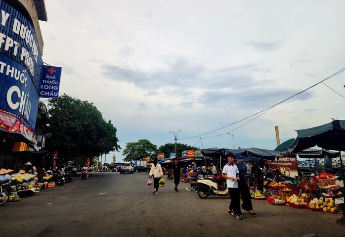 Nỗi lo từ các chợ "cóc" ven đường - Ảnh 2.