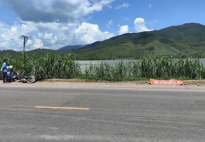Truy tìm xe đầu kéo rời khỏi hiện trường sau vụ tai nạn chết người trên quốc lộ 19 - Ảnh 1.