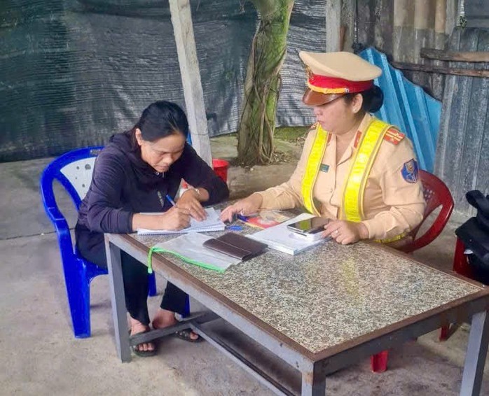 Chở đoàn múa lân trên nóc xe giữa quốc lộ, nữ tài xế bị phạt 10 triệu đồng - Ảnh 1.