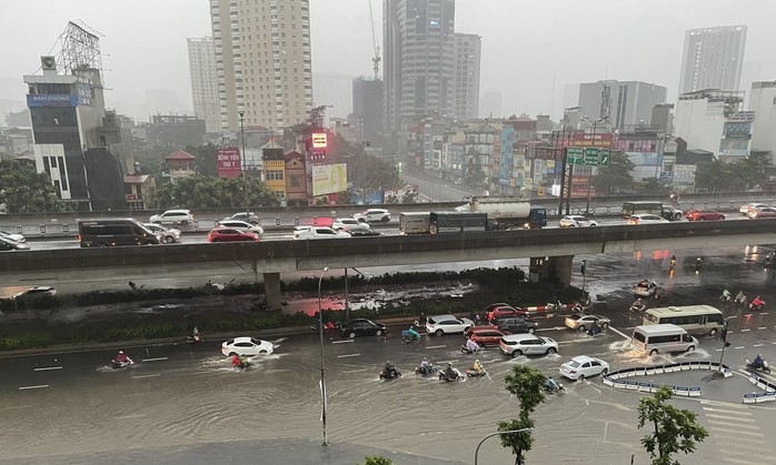 Hà Nội mưa to, nhiều tuyến phố ngập sâu, giao thông khó khăn - Ảnh 1.