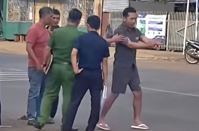 Tạm giữ hình sự người hùng hổ đánh tài xế xe tải sau va chạm giao thông - Ảnh 2.