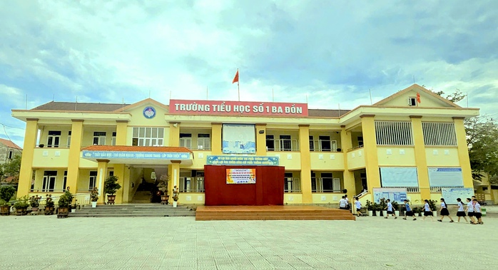 Hiệu trưởng xin lỗi vì suất ăn 25 .000 Đồng gây tranh cãi ở Quảng Trị - Ảnh 1.