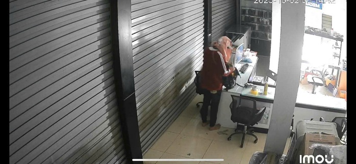 Bắt "người nhện" đột nhập cửa hàng điện thoại, trộm cắp tài sản - Ảnh 2.