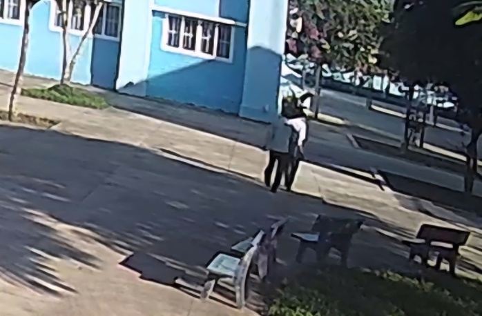 Giáo viên tố bị đồng nghiệp bóp cổ trong trường, trước mặt nhiều học sinh - Ảnh 1.