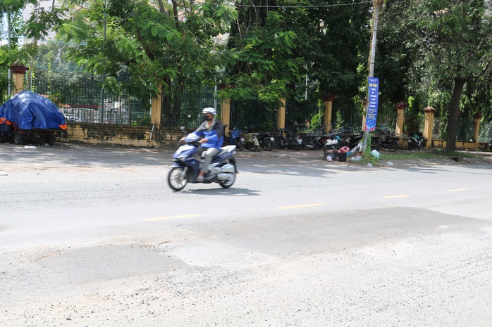 Một con đường ở TP HCM khiến một thanh niên gãy tay - Ảnh 5.