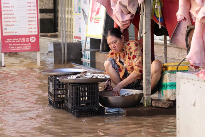 Triều cường Cần Thơ vượt báo động III , học sinh phải lội nước đến trường - Ảnh 1.