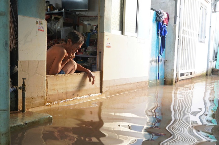 Triều cường Cần Thơ vượt báo động III , học sinh phải lội nước đến trường - Ảnh 3.