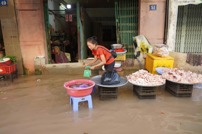Triều cường Cần Thơ vượt báo động III , học sinh phải lội nước đến trường - Ảnh 4.