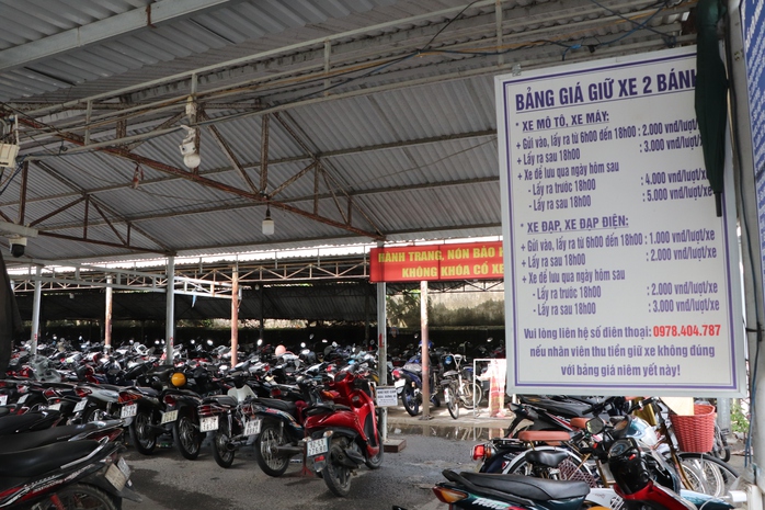 Bức xúc với giá giữ ô tô kiểu "chặt chém" tại Bệnh viện Đa khoa Quảng Nam - Ảnh 2.