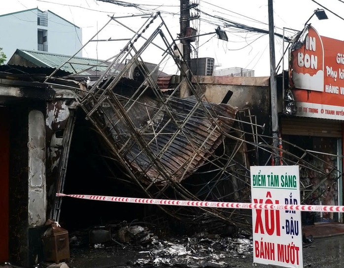 Sau tiếng nổ lớn, lửa bùng lên, phát hiện chủ cửa hàng quần áo tử vong  - Ảnh 1.
