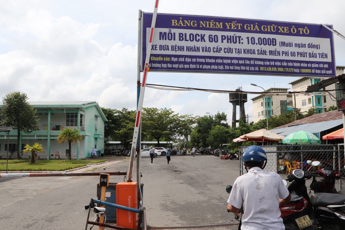 Bức xúc với giá giữ ô tô kiểu "chặt chém" tại Bệnh viện Đa khoa Quảng Nam - Ảnh 3.