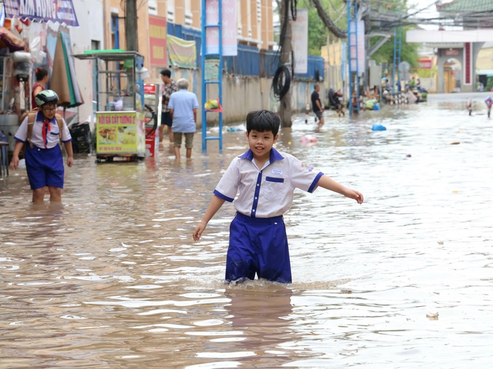 Triều cường Cần Thơ vượt báo động III , học sinh phải lội nước đến trường - Ảnh 12.