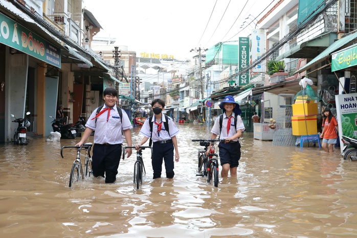 Triều cường Cần Thơ vượt báo động III , học sinh phải lội nước đến trường - Ảnh 10.