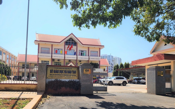 Sở GD - ĐT Đắk Lắk miễn nhiệm Hiệu trưởng Trường THPT Cao Bá Quát vì vi phạm - Ảnh 1.