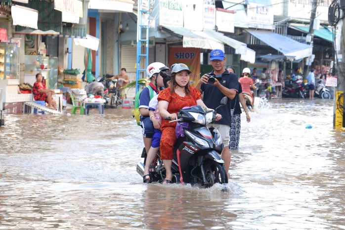 Triều cường Cần Thơ vượt báo động III , học sinh phải lội nước đến trường - Ảnh 8.