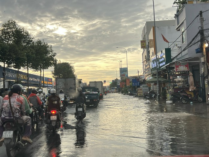 Triều cường Cần Thơ vượt báo động III , học sinh phải lội nước đến trường - Ảnh 5.