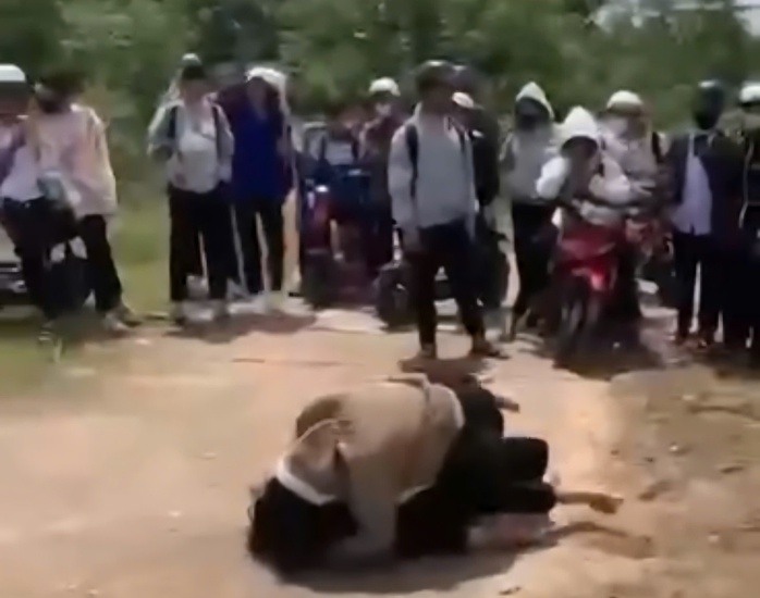 Nữ sinh đánh nhau giữa sân trường: Nhóm bạn reo hò cổ vũ cuộc sô - lô - Ảnh 1.