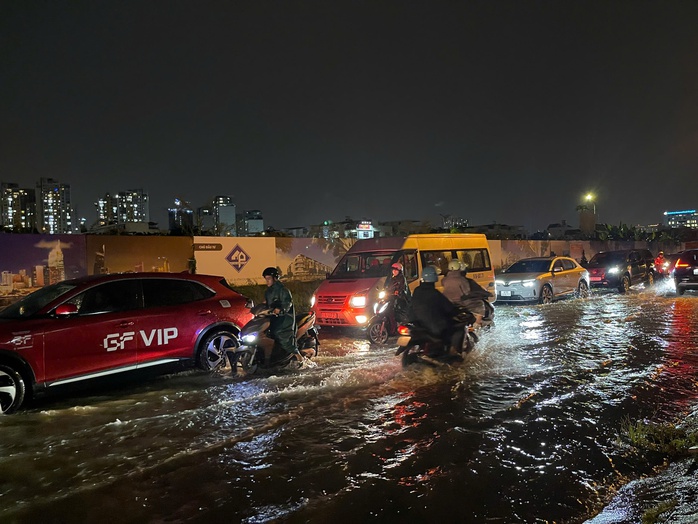 Ngập nước, giao thông hỗn loạn ở phía Đông TP HCM - Ảnh 3.