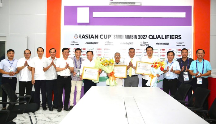 VFF trao Kỷ niệm chương "Vì sự nghiệp Bóng đá Việt Nam" cho các cá nhân tiêu biểu - Ảnh 1.